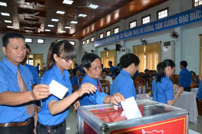 Các đại biểu bỏ phiếu bầu chức danh bí thư trực tiếp tại Đại hội